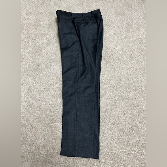 Suitsupply Size 34R Navy suit with 30/30 pant. Like New… hardly warn. - Picture 5 of 6